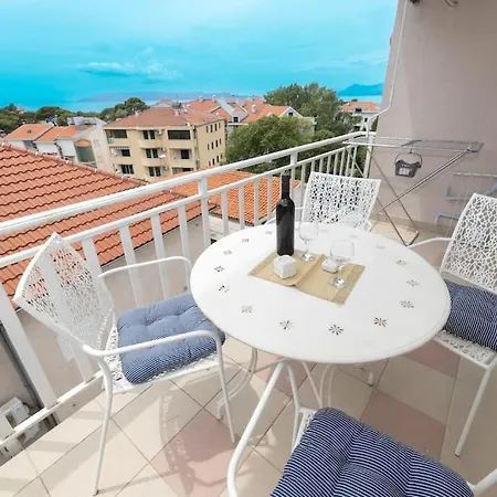 Smile Family Apartment, Garage Free Parking, Centar Located Daire