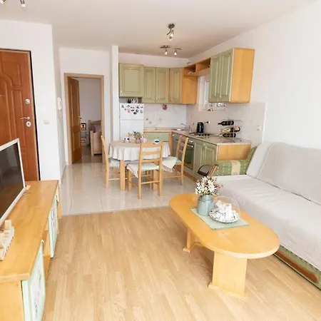 Daire Smile Family Apartment, Garage Free Parking, Centar Located Makarska